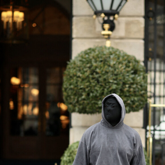 Kanye West (Ye) en cagoule à la sortie de l'hôtel Ritz à Paris, France, le 25 janvier 2022. © Tiziano Da Silva/Bestimage 