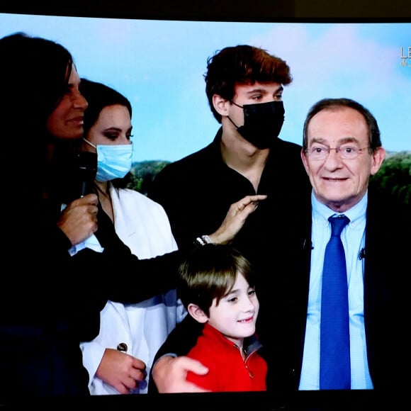 Sa famille, sa femme Nathalie Marquay, leur fils Tom Pernaut, Lou Pernaut et son petit Fils Léo - Dernier JT de Jean-Pierre Pernaut sur TF1 aprés 33 ans de présentation. Paris, le 18 Décembre 2020. © Dominique Jacovides / Bestimage