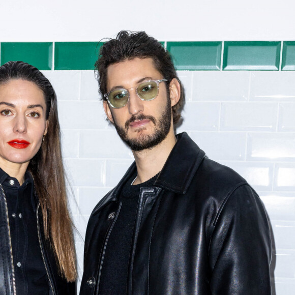 Pierre Niney et sa femme Natasha Andrew au photocall du défilé Ami automne-hiver 2022/2023 dans le cadre de la Fashion Week de Paris, France, le 19 janvier 2022. Olivier Borde/bestimage 