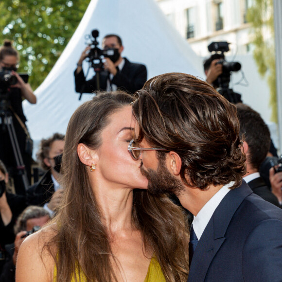 Pierre Niney et sa femme Natasha Andrews - Montée des marches du film " OSS 117 : Alerte rouge en Afrique Noire " lors du 74ème Festival International du Film de Cannes. Le 17 juillet 2021 © Borde-Jacovides-Moreau / Bestimage 