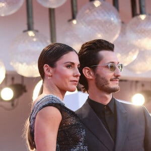 Natasha Andrews et son mari Pierre Niney lors du red carpet du film "Amants" lors de la 77ème édition du festival international du film de Venise (Mostra) le 3 septembre 2020. 
