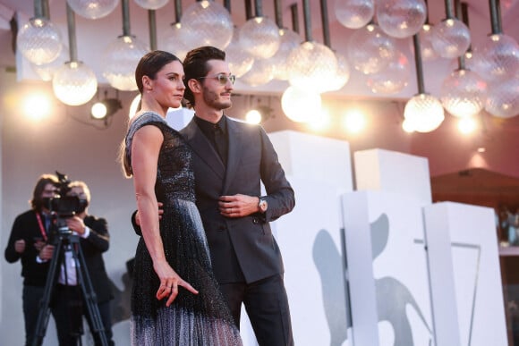 Natasha Andrews et son mari Pierre Niney lors du red carpet du film "Amants" lors de la 77ème édition du festival international du film de Venise (Mostra) le 3 septembre 2020. 