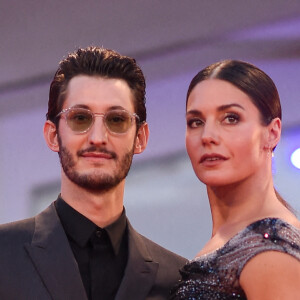 Natasha Andrews et son mari Pierre Niney lors du red carpet du film "Amants" lors de la 77ème édition du festival international du film de Venise (Mostra) le 3 septembre 2020. 