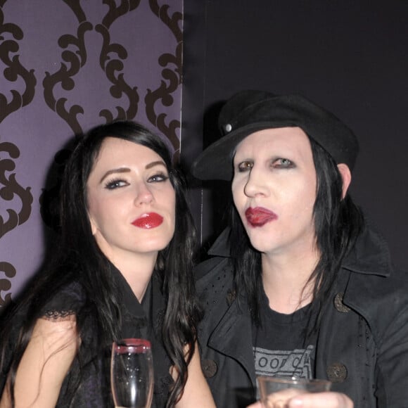 Marilyn Manson et sa compagne Isani Griffith au bar Louie à Miami, Floride, Etats-Unis, le 5 décembre 2008. 