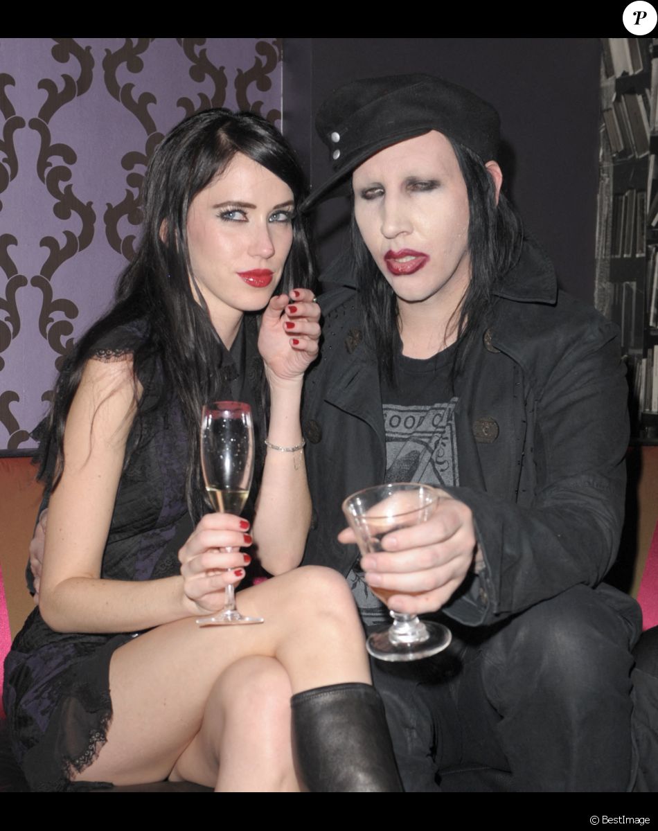 Marilyn Manson et sa compagne Isani Griffith au bar Louie à Miami, Floride, Etats-Unis, le 5 décembre 2008.