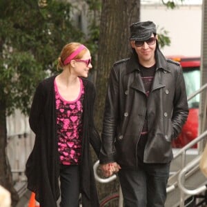 Archives - Evan Rachel Wood et Marilyn Manson marchent main dans la main sur le plateau du film "Mildred Pierce" à New York le 28 mai 2010.