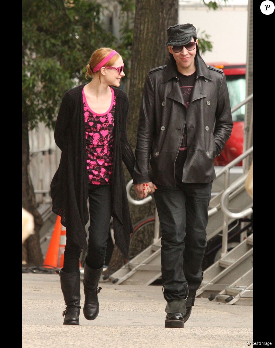Archives - Evan Rachel Wood et Marilyn Manson marchent main dans la main sur le plateau du film "Mildred Pierce" à New York le 28 mai 2010.