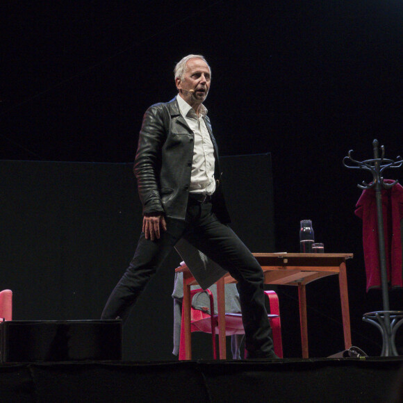 Fabrice Luchini sur scène raconte "Des écrivains parlent d'argent" lors du festival Printemps de Pérouges, France, le 16 septembre 2021. © Sandrine Thesillat/Panoramic/Bestimage 