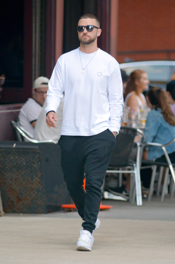 Exclusif - Jessica Biel et son mari Justin Timberlake sont allés diner avec des amis au restaurant Yves dans le quartier de Tribeca à Los Angeles, le 25 août 2019 