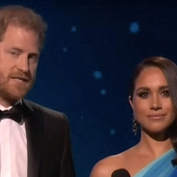 Le prince Harry, duc de Sussex, et Meghan Markle, duchesse de Sussex, rendent hommage au peuple ukrainien lors de la cérémonie des NAACP Image Awards à Los Angeles au cours de laquelle ils ont accepté le "Prix du président" pour leur travail d'aide à un refuge pour femmes du Texas. Le 27 février 2022.