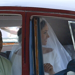 Meghan Markle, duchesse de Sussex arrive à la chapelle St. George au château de Windsor à bord d'une Rolls Royce avec sa mère Doria Ragland à ses côtés - Mariage du prince Harry et de Meghan Markle au château de Windsor le 19 mai 2018