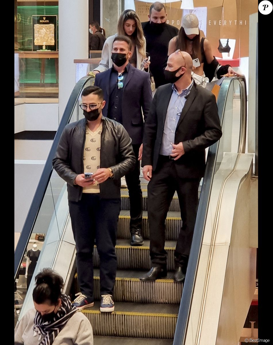 Exclusif - L'escroc Simon Leviev (aka Shimon Hayut, aka l'arnaqueur de Tinder) fait du shopping chez Louis Vuitton à Tel Aviv en Israël le 24 février 2022. Il mène toujours un style de vie très luxueux après avoir escroqué des jeunes femmes sans méfiance, de millions de dollars, dans un stratagème de Ponzi. On estime qu'il a volé environ 10 millions de dollars à ses victimes.