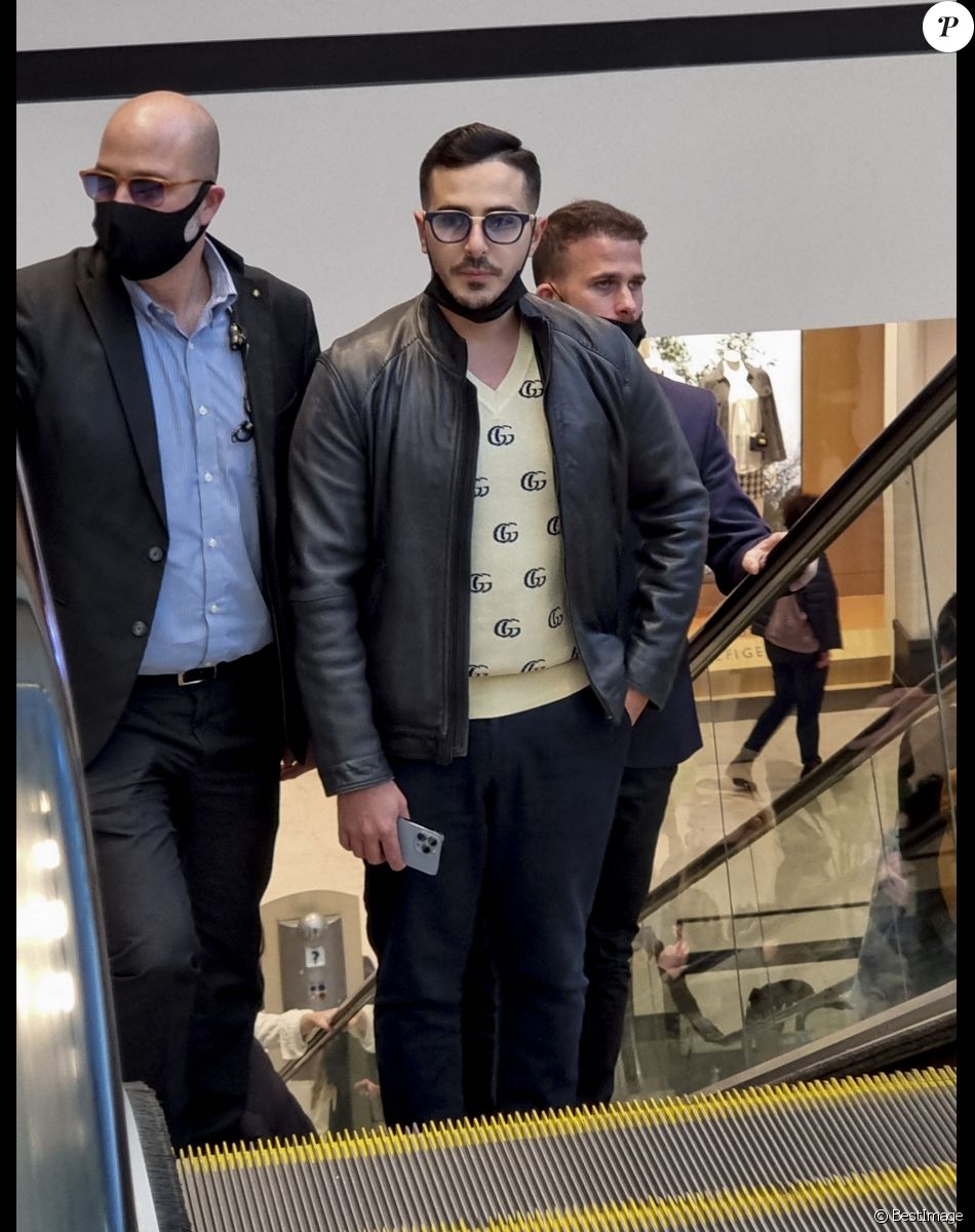 Exclusif - L'escroc Simon Leviev (aka Shimon Hayut, aka l'arnaqueur de Tinder) fait du shopping chez Louis Vuitton à Tel Aviv en Israël le 24 février 2022. Il mène toujours un style de vie très luxueux après avoir escroqué des jeunes femmes sans méfiance, de millions de dollars, dans un stratagème de Ponzi. On estime qu'il a volé environ 10 millions de dollars à ses victimes.
