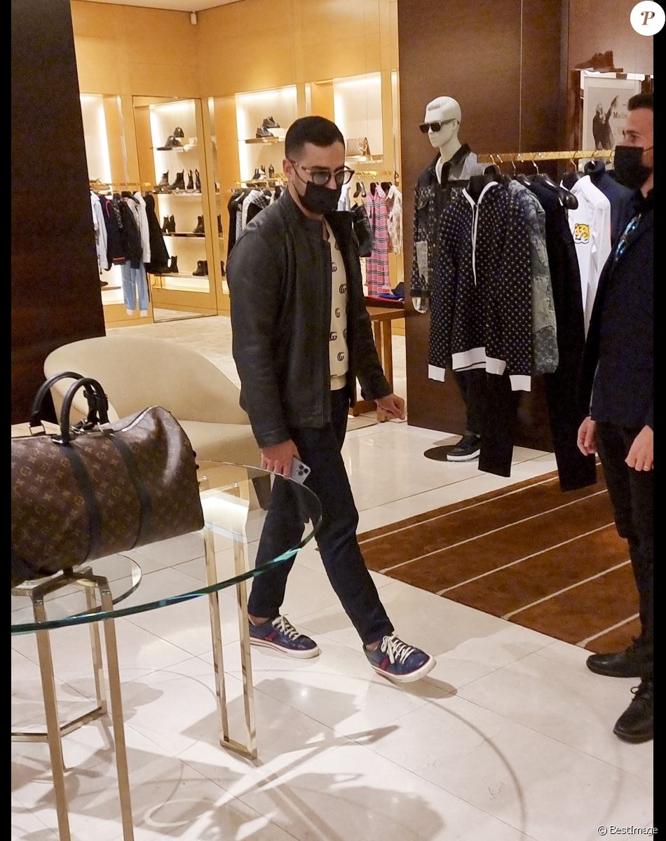 Exclusif - L'escroc Simon Leviev (aka Shimon Hayut, aka l'arnaqueur de Tinder) fait du shopping chez Louis Vuitton à Tel Aviv en Israël le 24 février 2022. Il mène toujours un style de vie très luxueux après avoir escroqué des jeunes femmes sans méfiance, de millions de dollars, dans un stratagème de Ponzi. On estime qu'il a volé environ 10 millions de dollars à ses victimes.