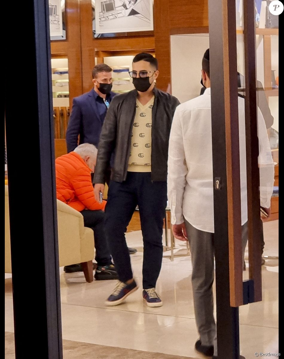 Exclusif - L'escroc Simon Leviev (aka Shimon Hayut, aka l'arnaqueur de Tinder) fait du shopping chez Louis Vuitton à Tel Aviv en Israël le 24 février 2022. Il mène toujours un style de vie très luxueux après avoir escroqué des jeunes femmes sans méfiance, de millions de dollars, dans un stratagème de Ponzi. On estime qu'il a volé environ 10 millions de dollars à ses victimes.