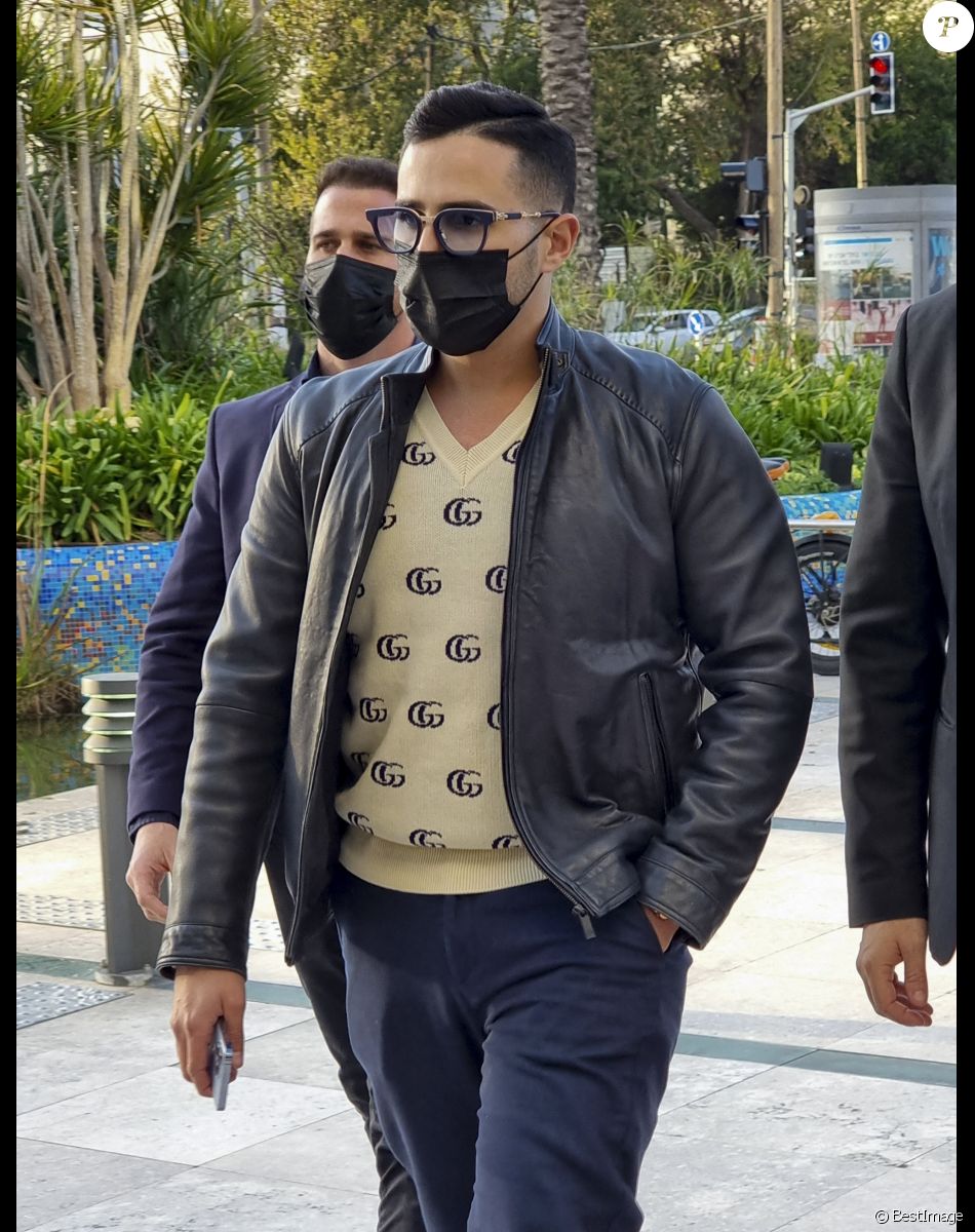 Exclusif - L'escroc Simon Leviev (aka Shimon Hayut, aka l'arnaqueur de Tinder) fait du shopping chez Louis Vuitton à Tel Aviv en Israël le 24 février 2022. Il mène toujours un style de vie très luxueux après avoir escroqué des jeunes femmes sans méfiance, de millions de dollars, dans un stratagème de Ponzi. On estime qu'il a volé environ 10 millions de dollars à ses victimes.