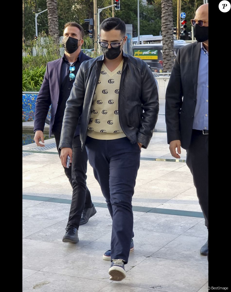 Exclusif - L'escroc Simon Leviev (aka Shimon Hayut, aka l'arnaqueur de Tinder) fait du shopping chez Louis Vuitton à Tel Aviv en Israël le 24 février 2022. Il mène toujours un style de vie très luxueux après avoir escroqué des jeunes femmes sans méfiance, de millions de dollars, dans un stratagème de Ponzi. On estime qu'il a volé environ 10 millions de dollars à ses victimes.
