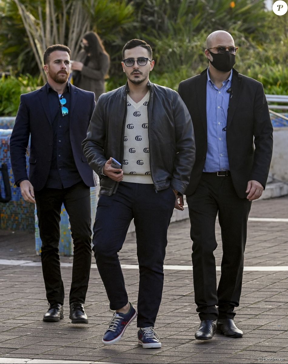 Exclusif - L'escroc Simon Leviev (aka Shimon Hayut, aka l'arnaqueur de Tinder) fait du shopping chez Louis Vuitton à Tel Aviv en Israël le 24 février 2022. Il mène toujours un style de vie très luxueux après avoir escroqué des jeunes femmes sans méfiance, de millions de dollars, dans un stratagème de Ponzi. On estime qu'il a volé environ 10 millions de dollars à ses victimes.