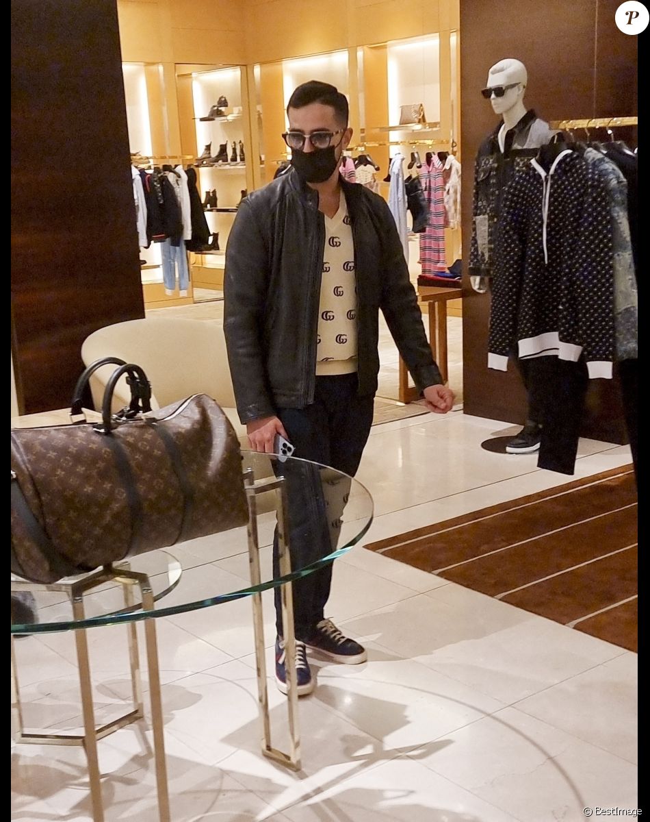 Exclusif - L'escroc Simon Leviev (aka Shimon Hayut, aka l'arnaqueur de Tinder) fait du shopping chez Louis Vuitton à Tel Aviv en Israël le 24 février 2022. Il mène toujours un style de vie très luxueux après avoir escroqué des jeunes femmes sans méfiance, de millions de dollars, dans un stratagème de Ponzi. On estime qu'il a volé environ 10 millions de dollars à ses victimes.