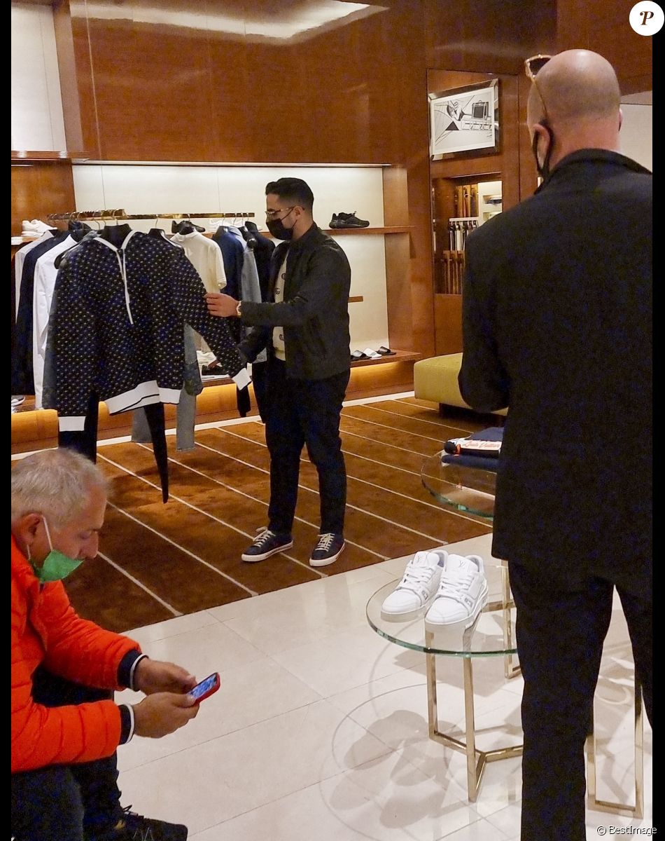 Exclusif - L'escroc Simon Leviev (aka Shimon Hayut, aka l'arnaqueur de Tinder) fait du shopping chez Louis Vuitton à Tel Aviv en Israël le 24 février 2022. Il mène toujours un style de vie très luxueux après avoir escroqué des jeunes femmes sans méfiance, de millions de dollars, dans un stratagème de Ponzi. On estime qu'il a volé environ 10 millions de dollars à ses victimes.