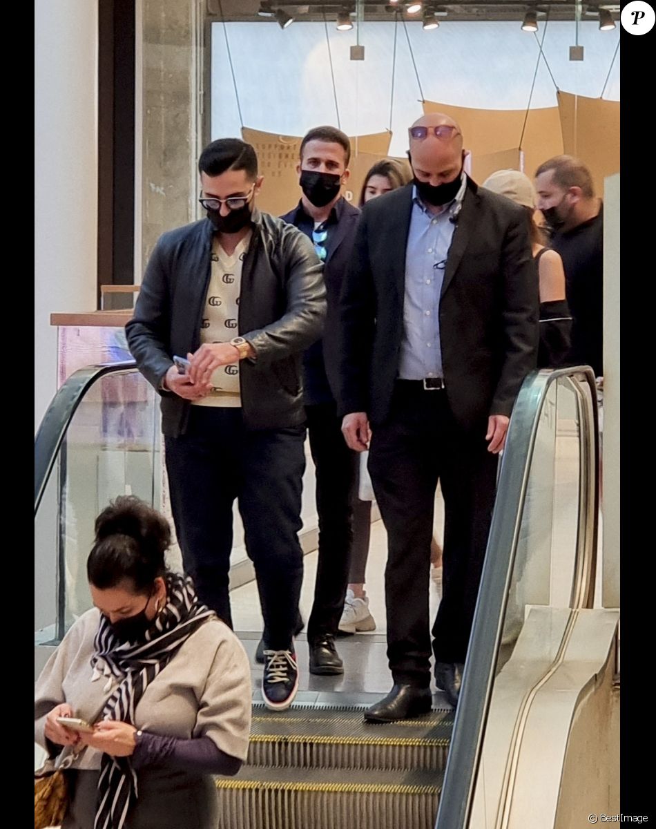 Exclusif - L'escroc Simon Leviev (aka Shimon Hayut, aka l'arnaqueur de Tinder) fait du shopping chez Louis Vuitton à Tel Aviv en Israël le 24 février 2022. Il mène toujours un style de vie très luxueux après avoir escroqué des jeunes femmes sans méfiance, de millions de dollars, dans un stratagème de Ponzi. On estime qu'il a volé environ 10 millions de dollars à ses victimes.