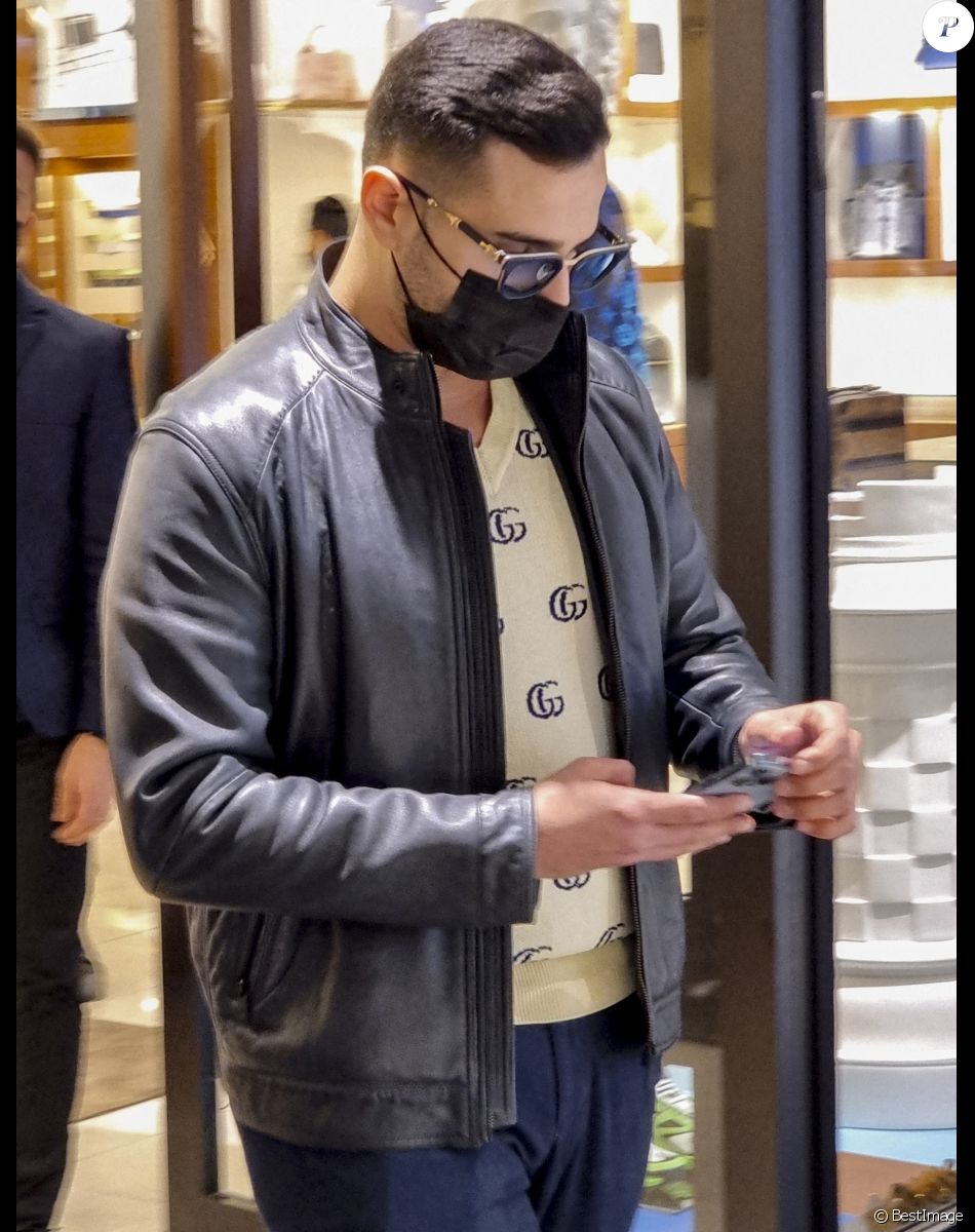 Exclusif - L'escroc Simon Leviev (aka Shimon Hayut, aka l'arnaqueur de Tinder) fait du shopping chez Louis Vuitton à Tel Aviv en Israël le 24 février 2022. Il mène toujours un style de vie très luxueux après avoir escroqué des jeunes femmes sans méfiance, de millions de dollars, dans un stratagème de Ponzi. On estime qu'il a volé environ 10 millions de dollars à ses victimes.
