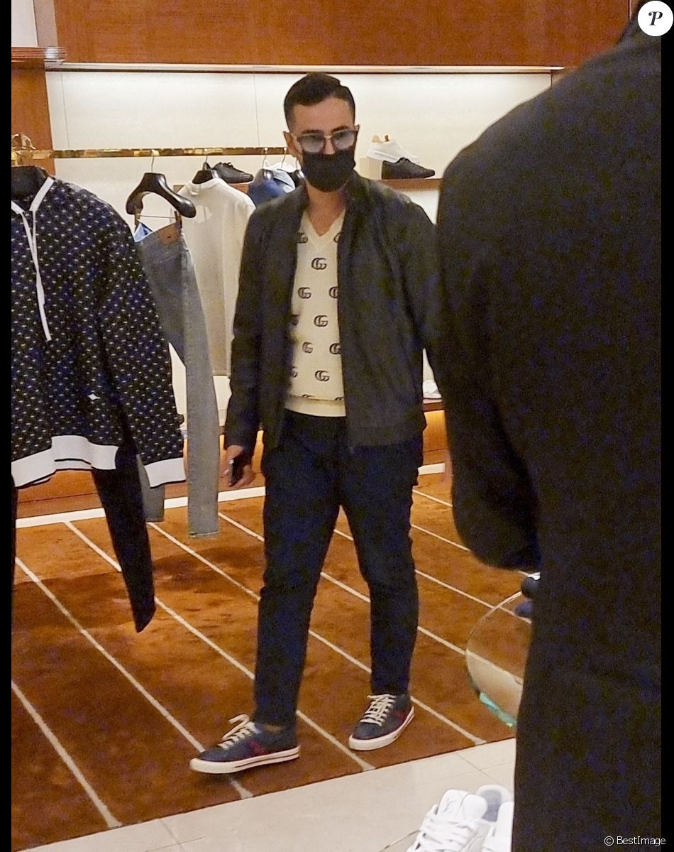 Exclusif - L'escroc Simon Leviev (aka Shimon Hayut, aka l'arnaqueur de Tinder) fait du shopping chez Louis Vuitton à Tel Aviv en Israël le 24 février 2022. Il mène toujours un style de vie très luxueux après avoir escroqué des jeunes femmes sans méfiance, de millions de dollars, dans un stratagème de Ponzi. On estime qu'il a volé environ 10 millions de dollars à ses victimes.