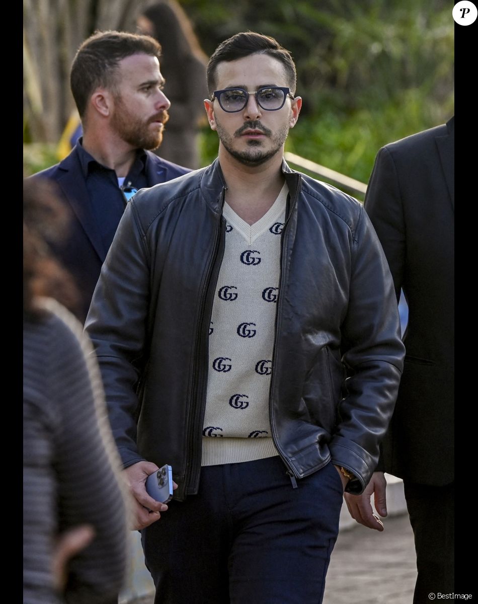 Exclusif - L'escroc Simon Leviev (aka Shimon Hayut, aka l'arnaqueur de Tinder) fait du shopping chez Louis Vuitton à Tel Aviv en Israël le 24 février 2022. Il mène toujours un style de vie très luxueux après avoir escroqué des jeunes femmes sans méfiance, de millions de dollars, dans un stratagème de Ponzi. On estime qu'il a volé environ 10 millions de dollars à ses victimes.