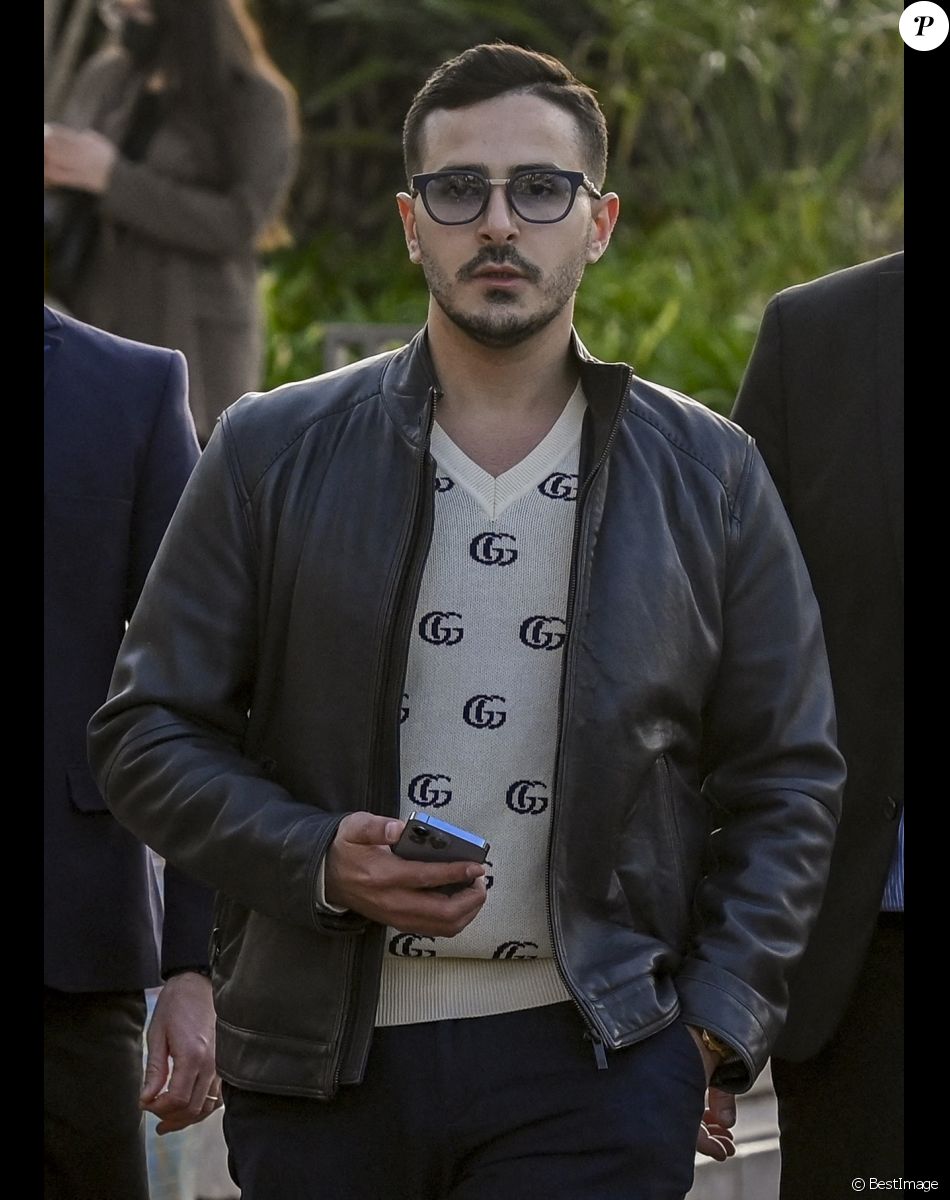 Exclusif - L'escroc Simon Leviev (aka Shimon Hayut, aka l'arnaqueur de Tinder) fait du shopping chez Louis Vuitton à Tel Aviv en Israël le 24 février 2022. Il mène toujours un style de vie très luxueux après avoir escroqué des jeunes femmes sans méfiance, de millions de dollars, dans un stratagème de Ponzi. On estime qu'il a volé environ 10 millions de dollars à ses victimes.
