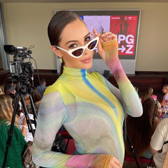 Nabilla Benattia enceinte, son ventre arrondi mis en avant