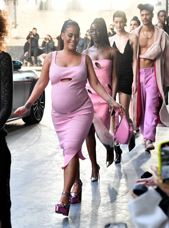 Amel Bent (enceinte) pendant le défilé pour Lecourt Mansion Femme Automne/Hiver 2022/2023 lors de la Fashion Week de Paris, France, le 5 mars 2022. © Veeren-Clovis/Bestimage 