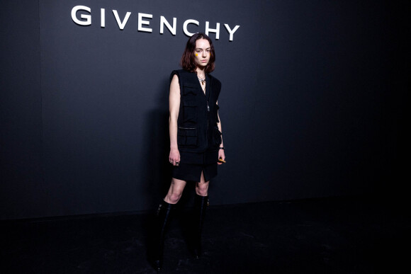 Brigette Lundy-Paine assiste au défilé de mode Givenchy, collection automne-hiver 2022/2023, à la Paris La Défense Arena. Paris, le 6 mars 2022. © Olivier Borde / Bestimage