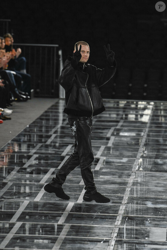 Le créateur Matthew Williams salue ses invités à l'issue du défilé de mode Givenchy, collection automne-hiver 2022/2023, à la Paris La Défense Arena. Paris, le 6 mars 2022.