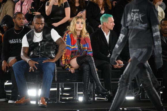 Skepta, Paris Jackson et Diplo assistent au défilé de mode Givenchy, collection automne-hiver 2022/2023, à la Paris La Défense Arena. Paris, le 6 mars 2022.