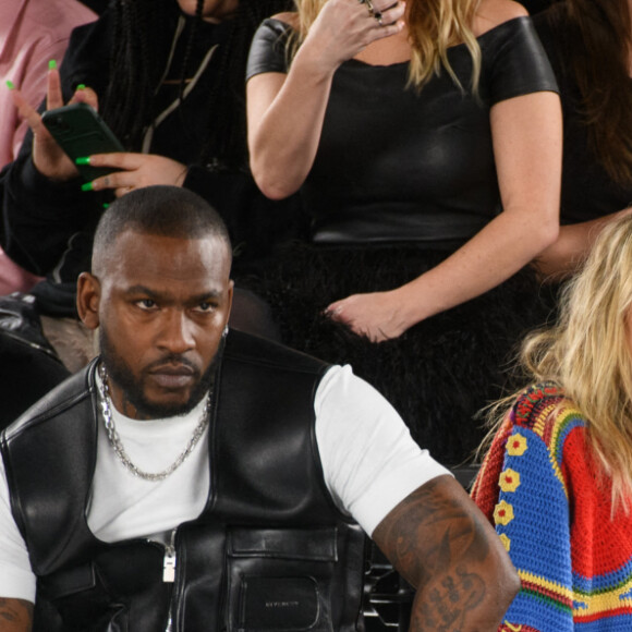 Skepta, Paris Jackson et Diplo assistent au défilé de mode Givenchy, collection automne-hiver 2022/2023, à la Paris La Défense Arena. Paris, le 6 mars 2022.