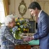 Elizabeth II réapparaît enfin ! Fini la Covid- 19, la canne et les gants, la reine reste inébranlable