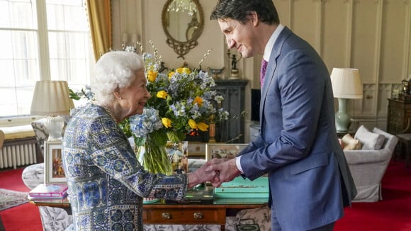 Elizabeth II réapparaît enfin ! Fini la Covid- 19, la canne et les gants, la reine reste inébranlable