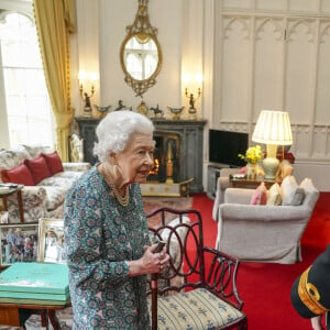 La reine Elisabeth II d'Angleterre en audience avec l'Amiral James Macleod et le Général Eldon Millar au château de Windsor. Le 16 février 2022