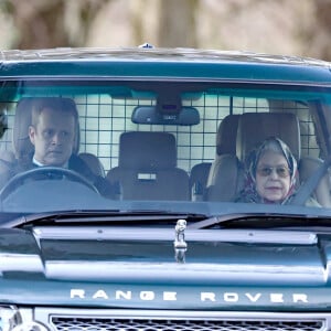 La reine Elisabeth II d'Angleterre, souriante, en voiture aux alentours de sa résidence de Sandringham. Le 3 février 2022