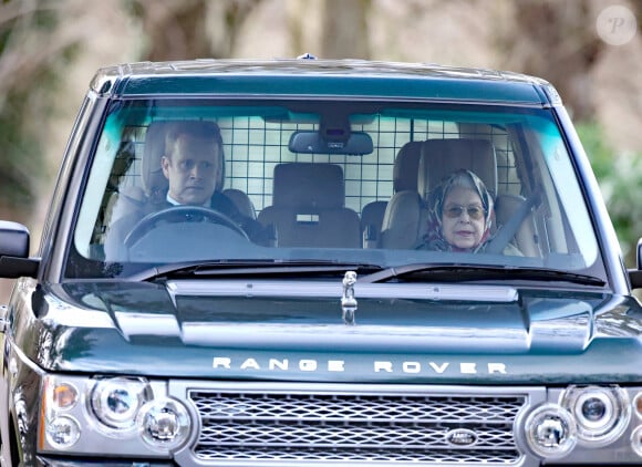La reine Elisabeth II d'Angleterre, souriante, en voiture aux alentours de sa résidence de Sandringham. Le 3 février 2022