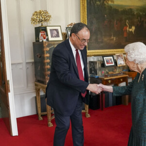 La reine Elisabeth II d'Angleterre reçoit Andrew Bailey, le gouverneur de la Banque d'Angleterre, au château de Windsor, le 24 novembre 2021.