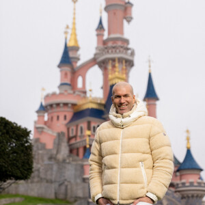 Zinédine Zidane - People au 30ème anniversaire du parc d'attractions Disneyland Paris à Marne-la-Vallée le 5 mars 2022. © Disney via Bestimage 