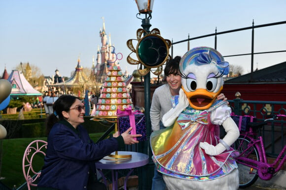Anaïs Demoustier et Nora Hamzawi - People au 30ème anniversaire du parc d'attractions Disneyland Paris à Marne-la-Vallée le 5 mars 2022. © Disney via Bestimage 