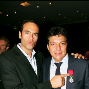 Anthony Delon et Dominique Warluzel lors de l'élévation au rang de chevalier de la légion d'honneur par Jean Piat dans les salons de Christies à Paris