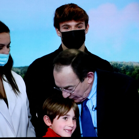 Sa famille, sa femme Nathalie Marquay, leur fils Tom Pernaut, Lou Pernaut et son petit Fils Léo - Dernier JT de Jean-Pierre Pernaut sur TF1 aprés 33 ans de présentation. Paris, le 18 Décembre 2020. © Dominique Jacovides / Bestimage