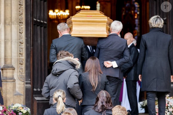 Nathalie Marquay et son fils Tom - Obsèques de Jean-Pierre Pernaut en la Basilique Sainte-Clotilde à Paris le 9 mars 2022. © Cyril Moreau / Bestimage