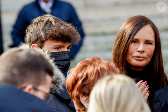 Nathalie Marquay et son fils Tom - Obsèques de Jean-Pierre Pernaut en la Basilique Sainte-Clotilde à Paris le 9 mars 2022. © Cyril Moreau / Bestimage