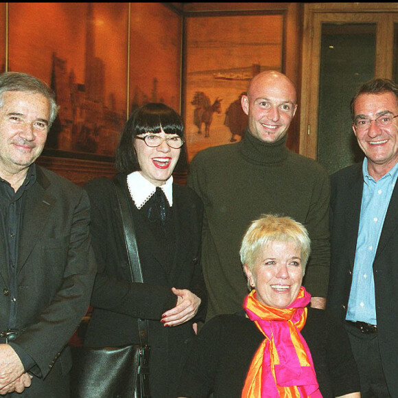 Alain Doutey, Chantal Thomass, Franck Leboeuf, Mimie Mathy, Jean-Pierre Pernaut et David Douillet au théâtre Dejazer à Paris en 2002.