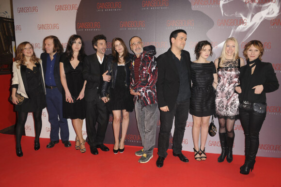 L'équipe du film lors de la première de Gainsbourg (vie héroïque) à Paris le 14 janvier