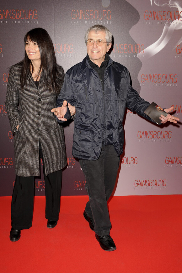 Claude Lelouch et sa compagne lors de la première du film Gainsbourg (vie héroïque) à Paris le 14 janvier